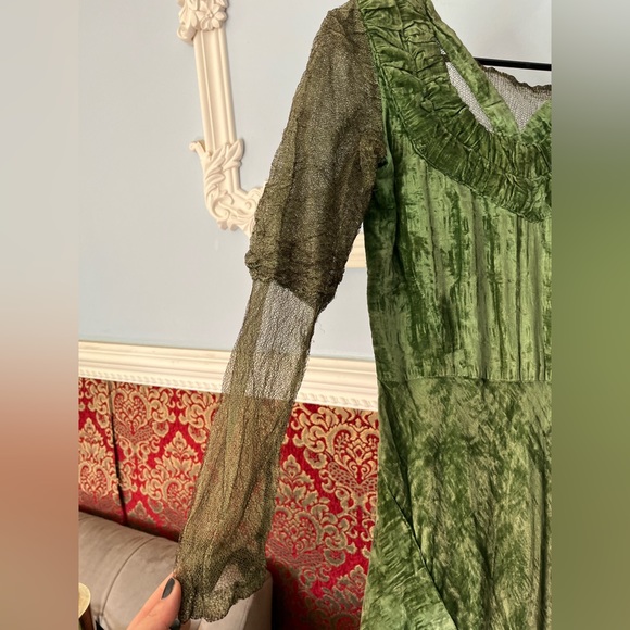 Romeo and Juliet Antique Velvet Dress - Picture 6 of 12